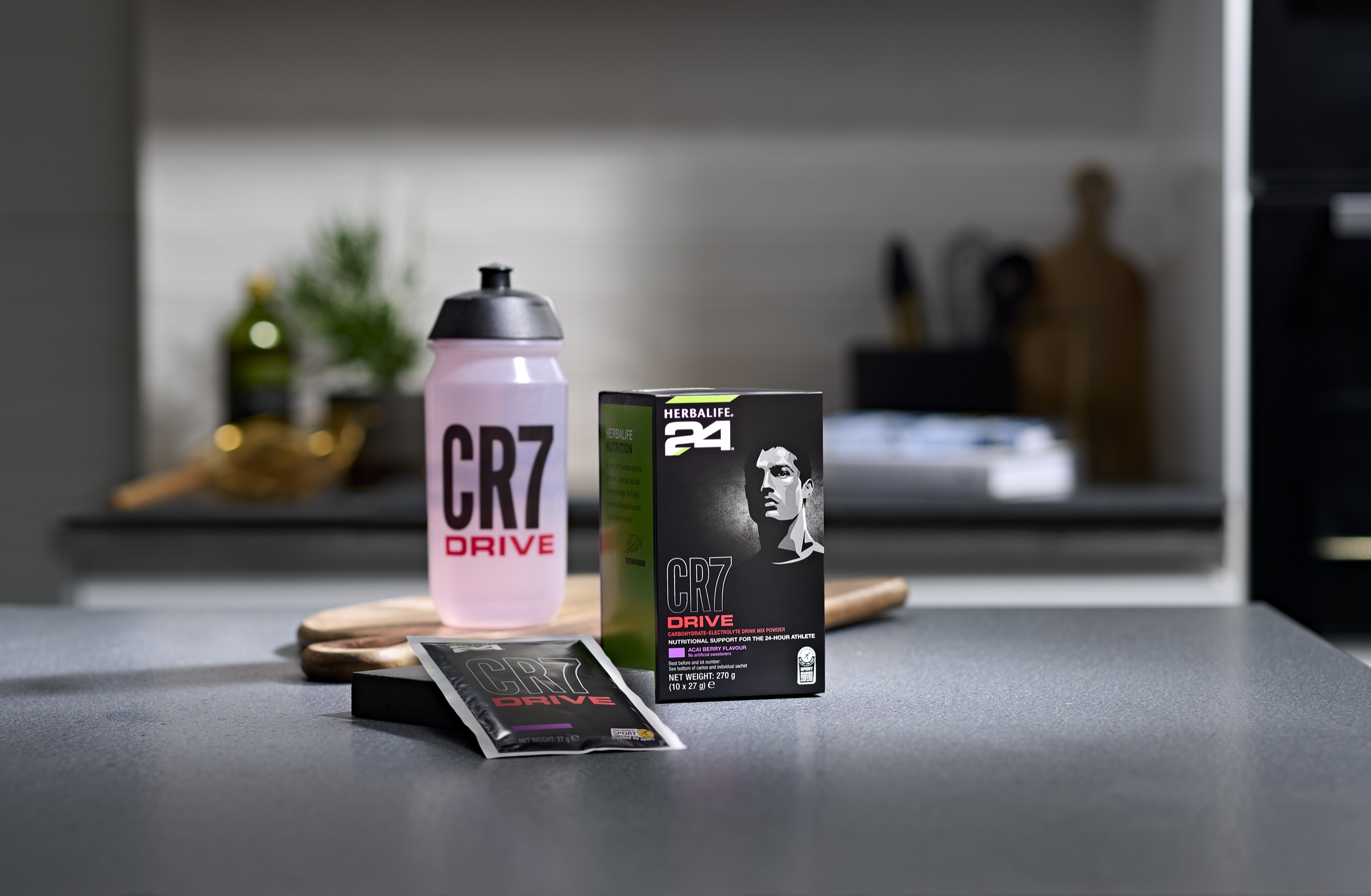 Zestaw Herbalife24 CR7 Drive w nowoczesnej kuchni